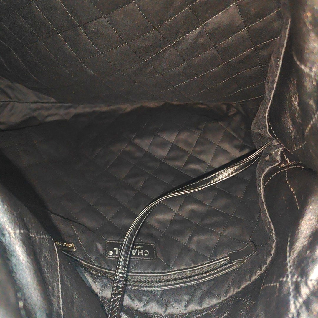 CHANEL 22 Medium Quilted Calfskin Black