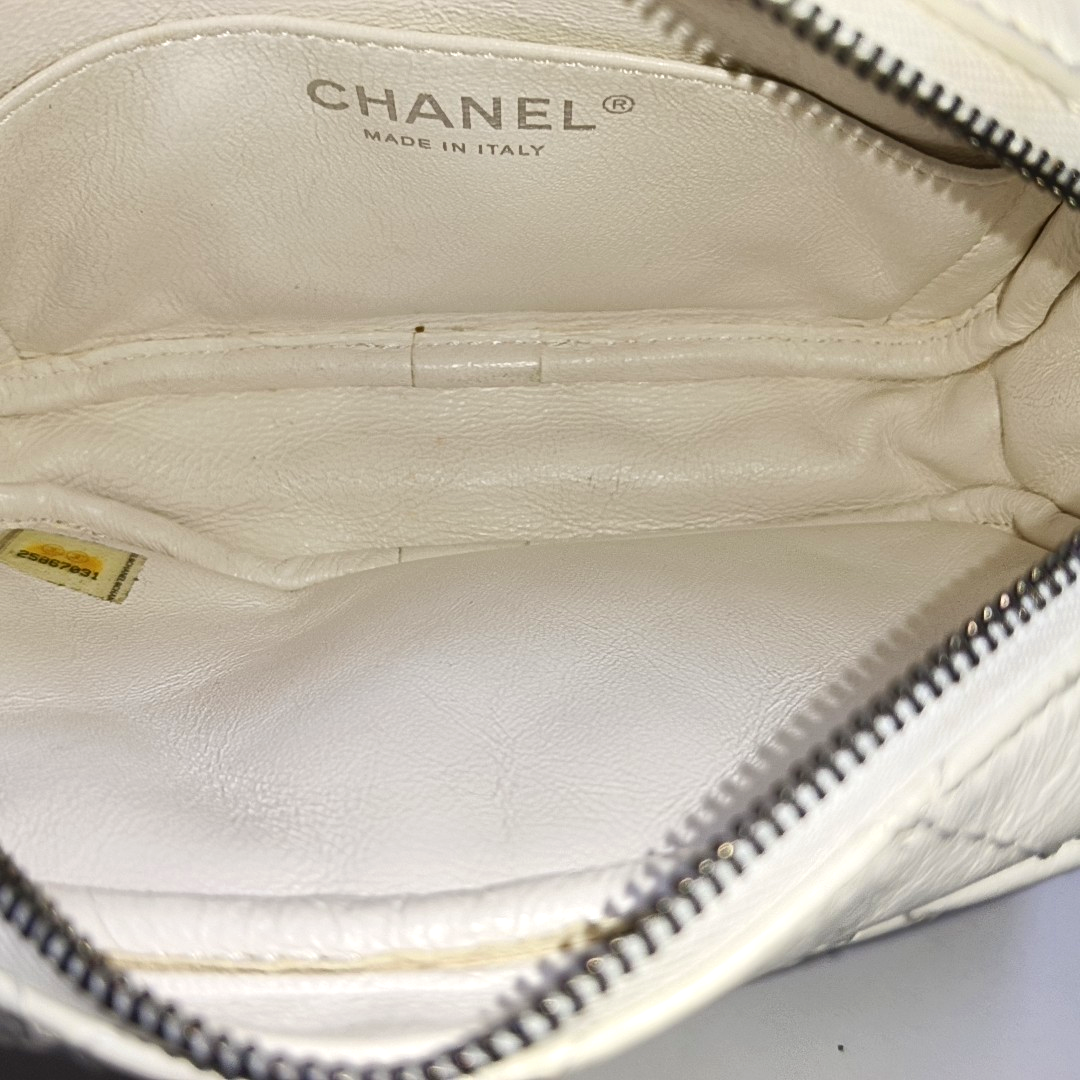 Authenticated pre-owned  2.55 Quilted Calfskin White - Crossbody Bag at Looply