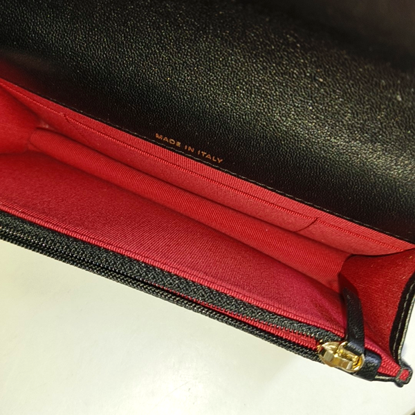 CHANEL 19 WOC Piel de Cordero Acolchada Negra