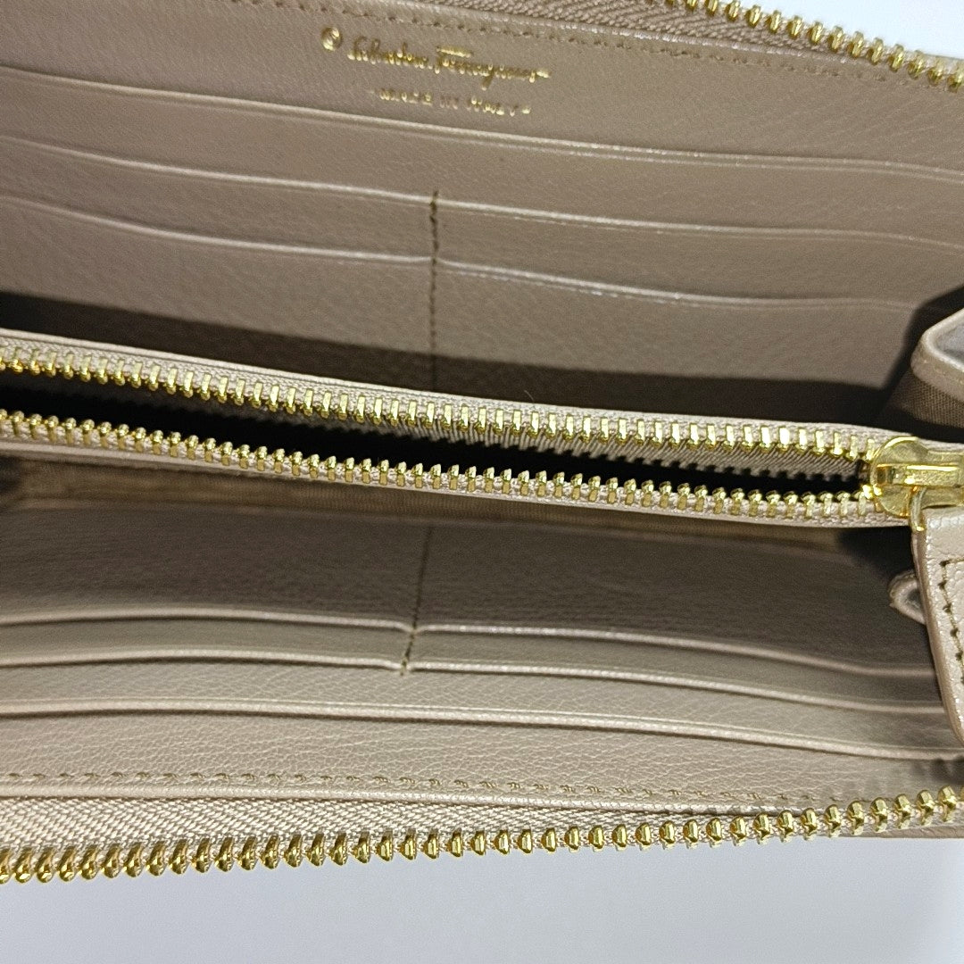 Authenticated pre-owned  Gancini Calfskin Grey - Clutch at Looply