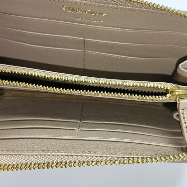 Authenticated pre-owned  Gancini Calfskin Grey - Clutch at Looply