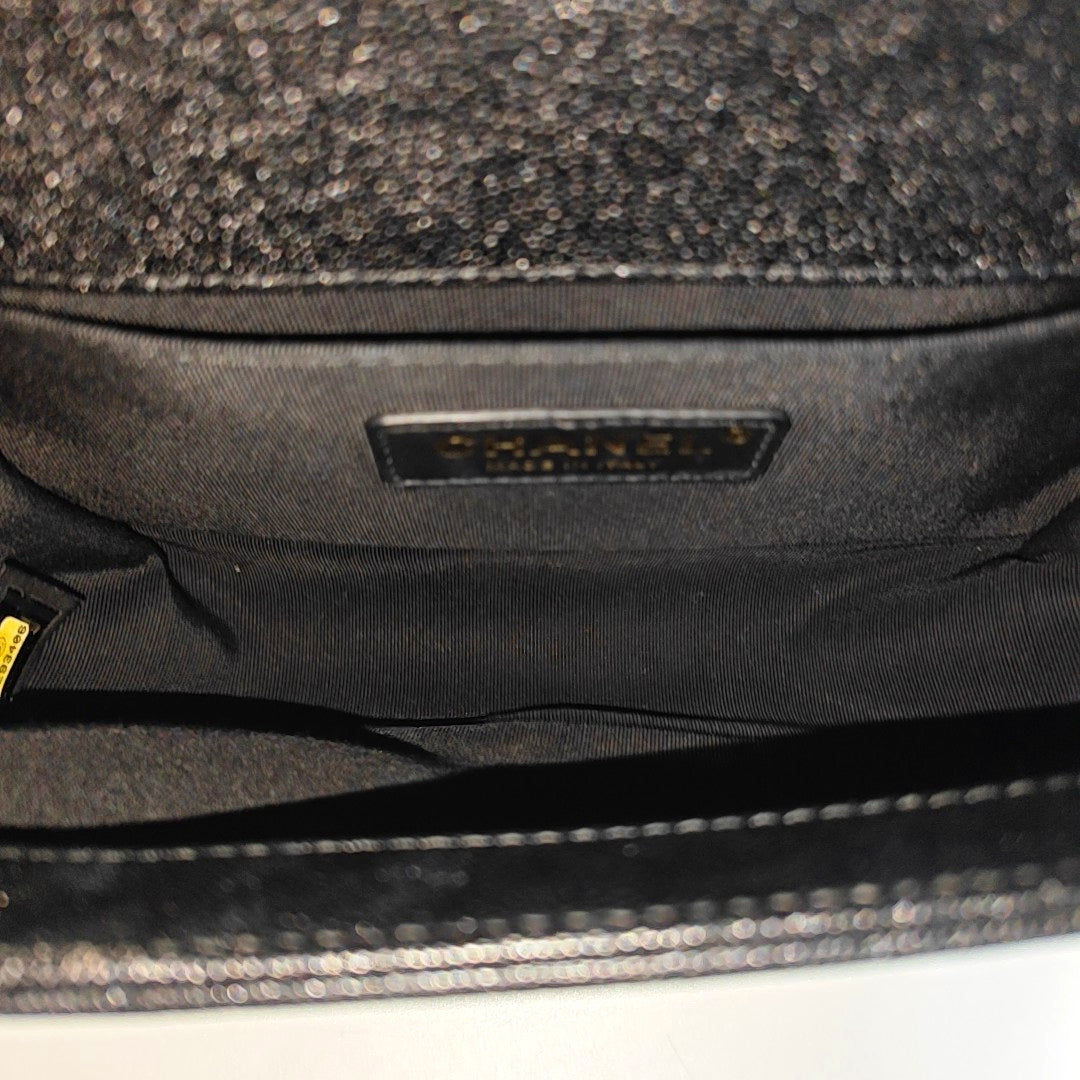 BOY CHANEL Chevron, Piel de becerro graneada acolchada negra