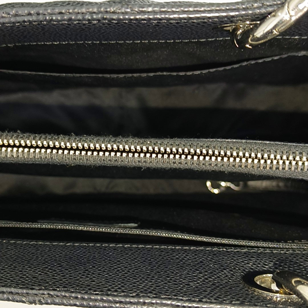 CHANEL GST Grande Piel de Becerro Granulada Acolchada Negra