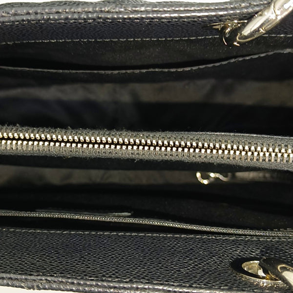 CHANEL GST Grande Piel de Becerro Granulada Acolchada Negra