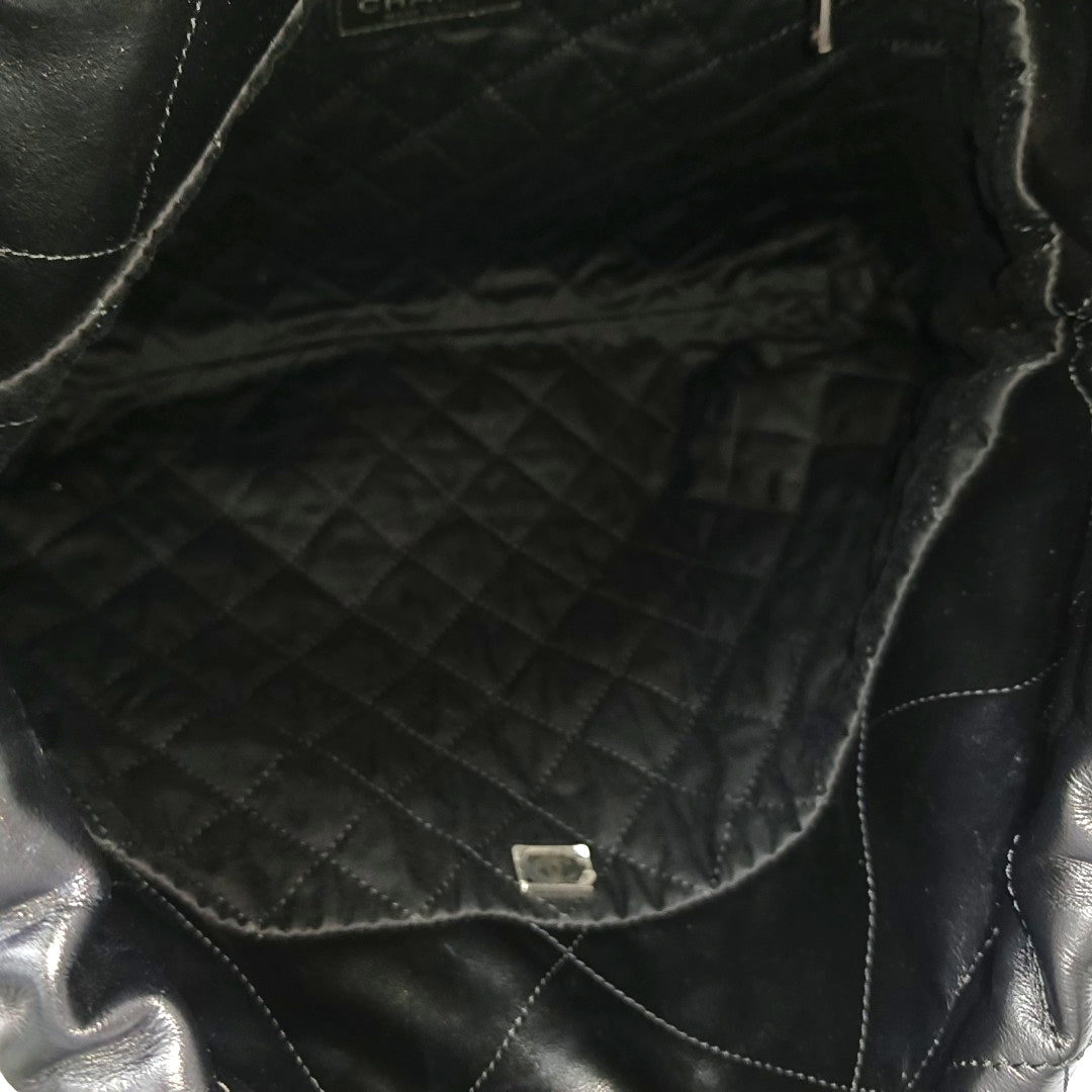 CHANEL 22 Medium Quilted Calfskin Black