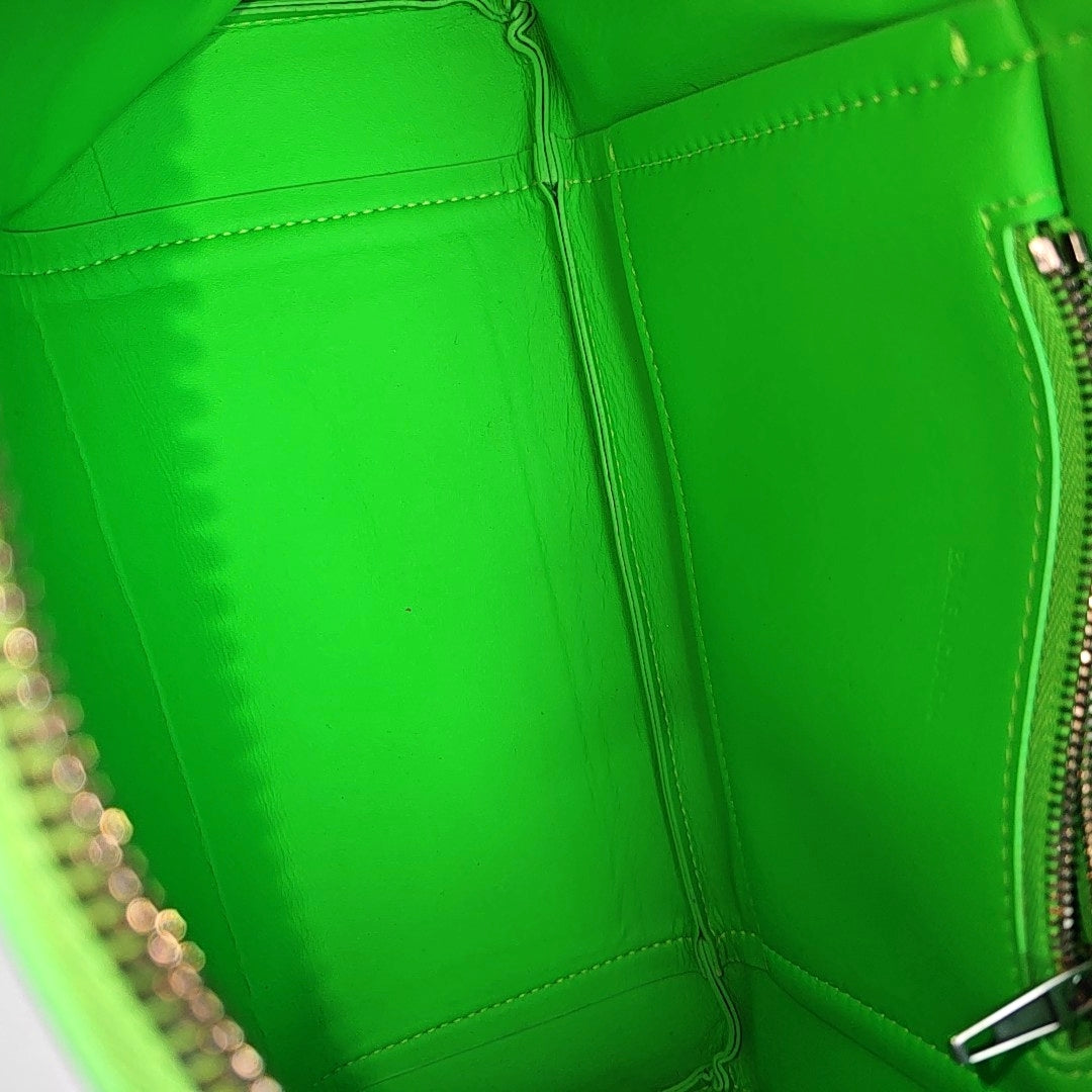 Authenticated pre-owned  Hourglass Calfskin Green - Top Handle Bag at Looply