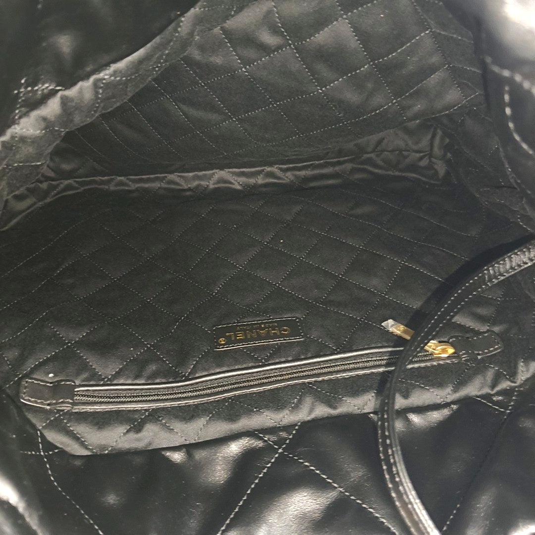 CHANEL 22 Medium Quilted Calfskin Black