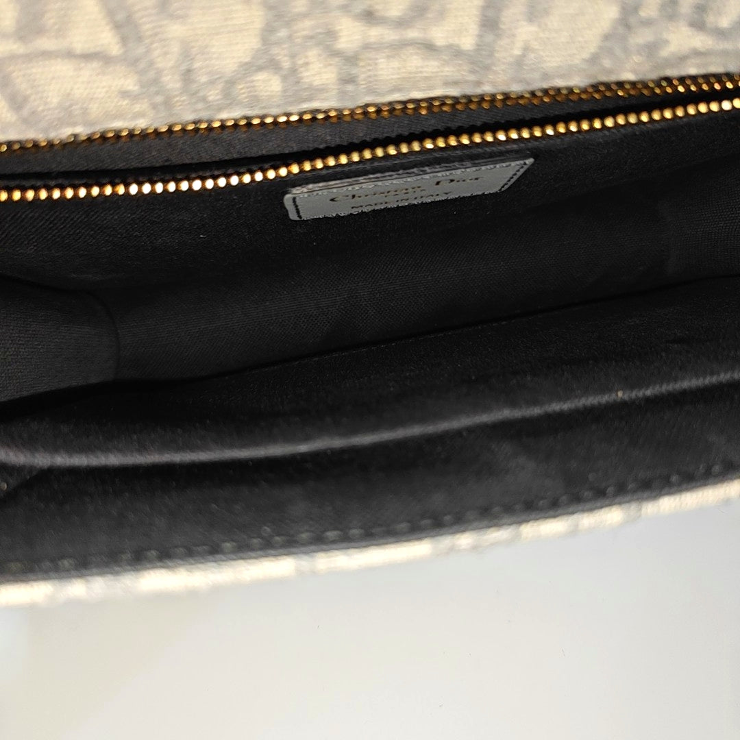 30 Montaigne Medium Oblique Canvas Gray