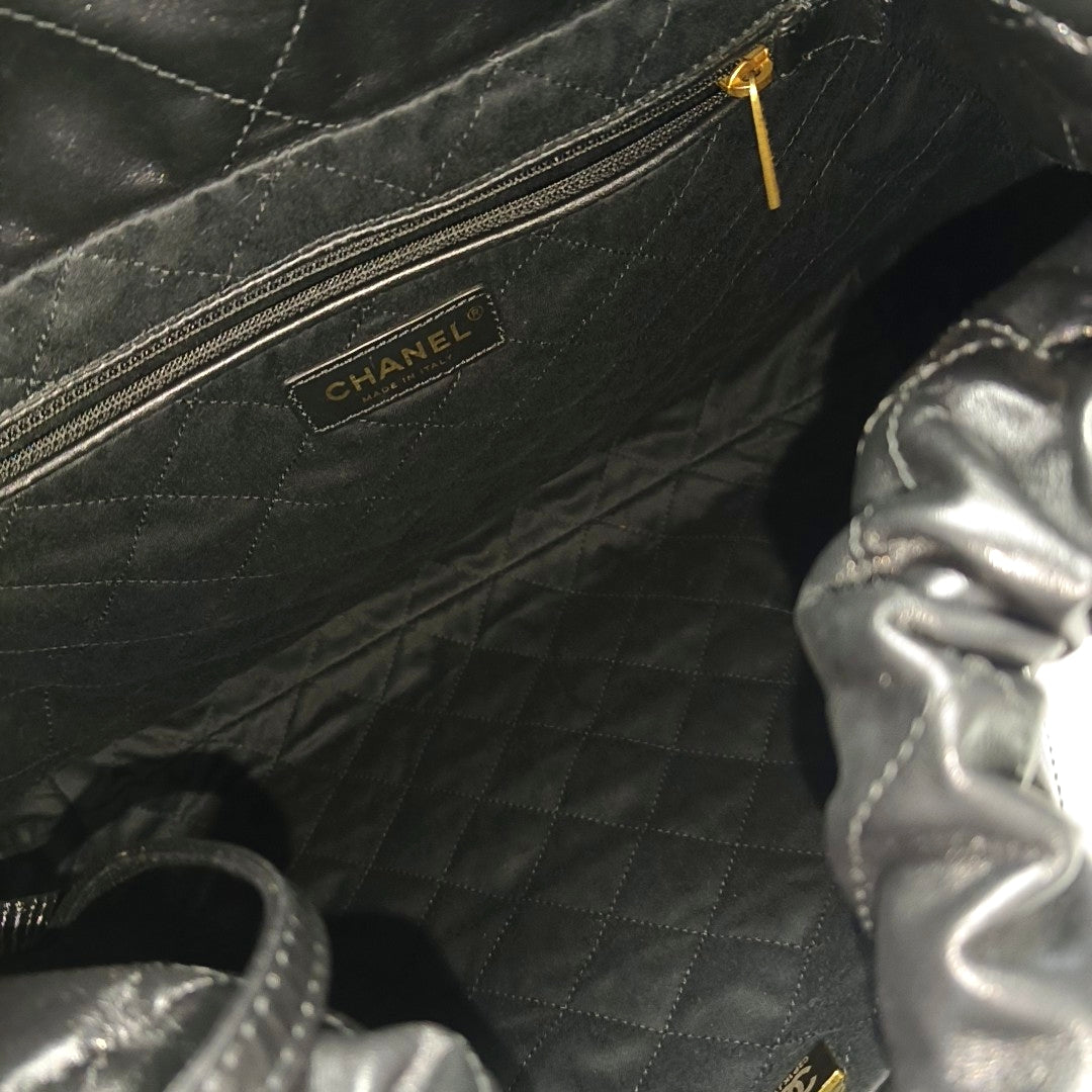 CHANEL 22 Medium Quilted Calfskin Black