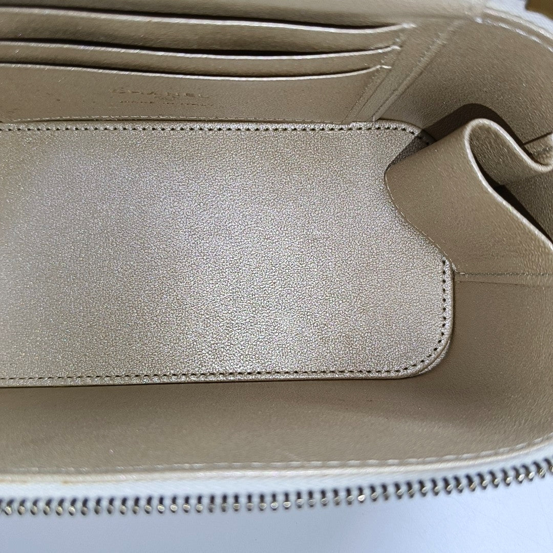 VANITY CASE Small Quilted Lambskin White