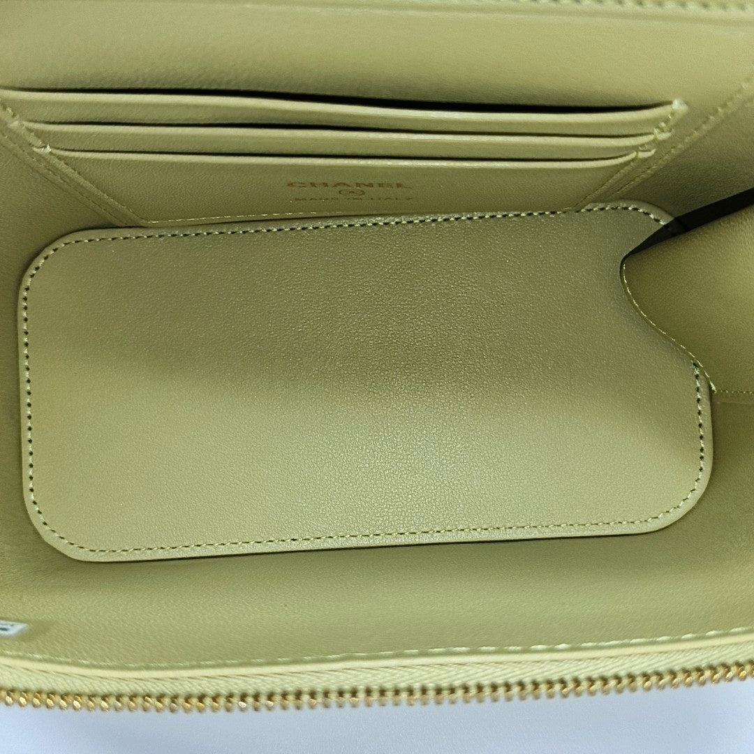 VANITY CASE Small Quilted Lambskin Green
