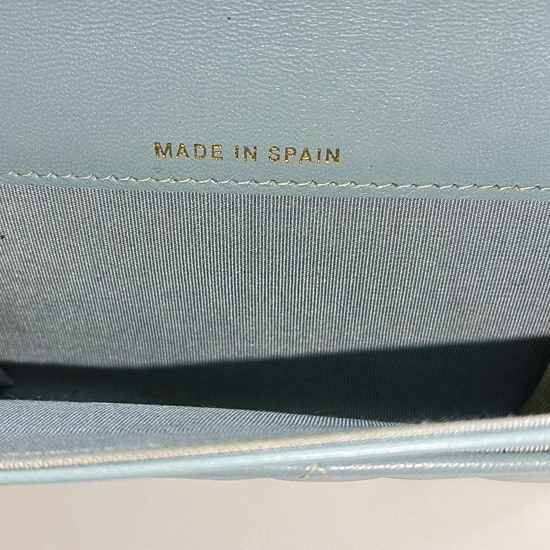 Tarjetero BOY CHANEL acolchado de piel de cordero azul