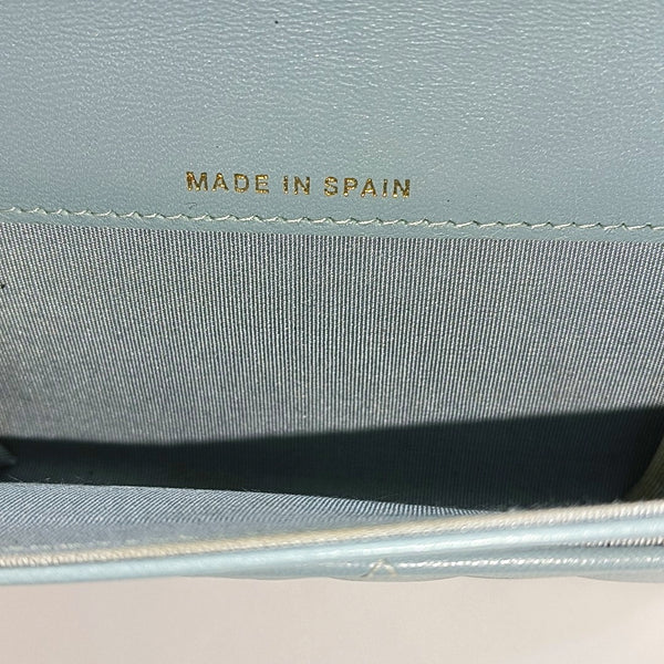 Tarjetero BOY CHANEL acolchado de piel de cordero azul