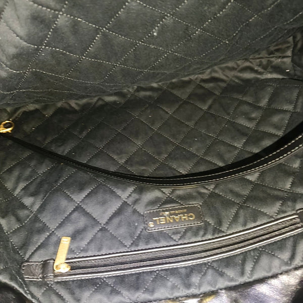 CHANEL 22 Medium Quilted Calfskin Black