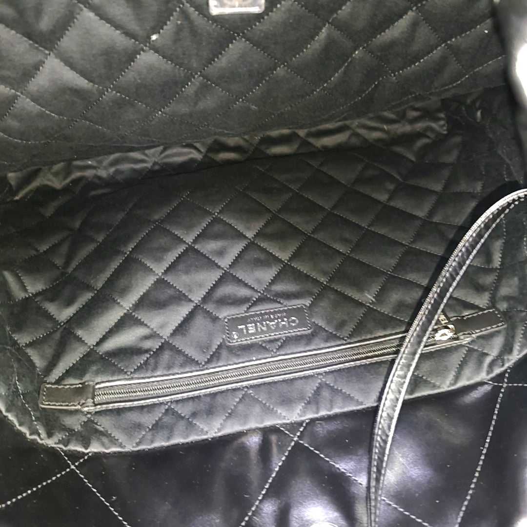 CHANEL 22 Medium Quilted Calfskin Black