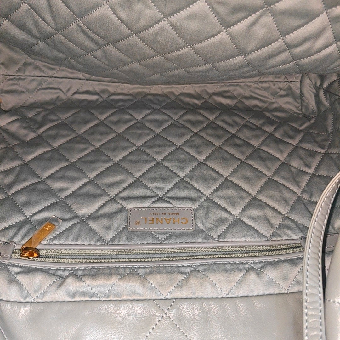 CHANEL 22 Medium Quilted Calfskin Green