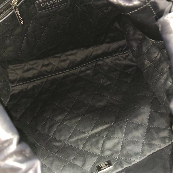 CHANEL 22 Medium Quilted Calfskin Black