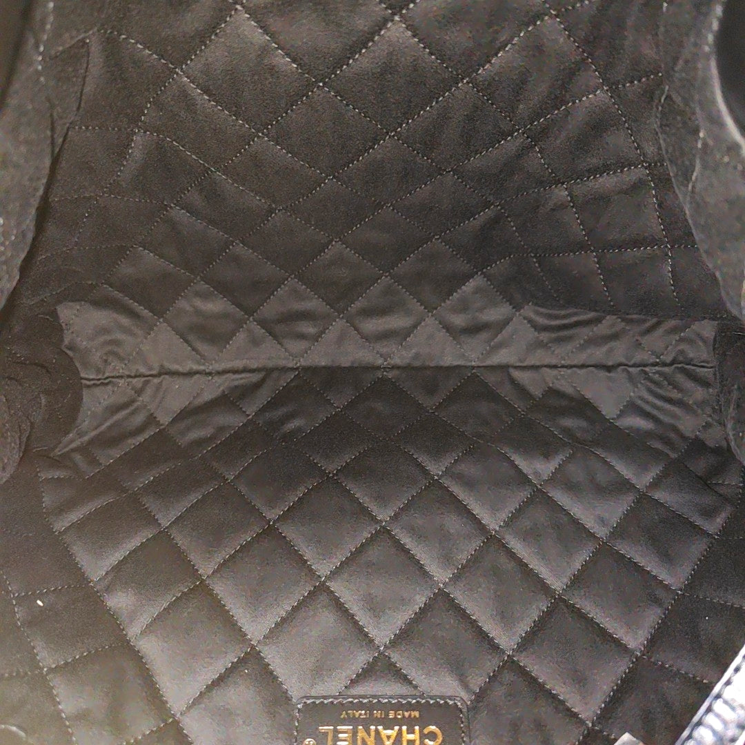 CHANEL 22 Small Quilted Calfskin Black
