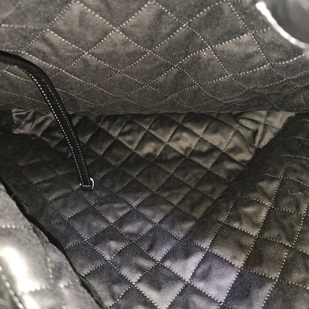 CHANEL 22 Small Quilted Calfskin Black