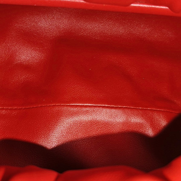 El bolso de mano de piel de becerro rojo