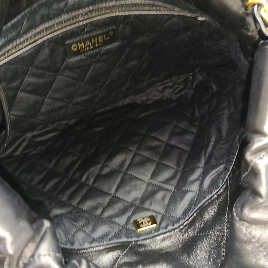 CHANEL 22 Small Quilted Calfskin Black