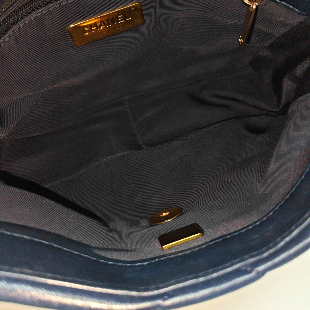 CHANEL 19 Pequeño Piel de Cordero Acolchada Azul