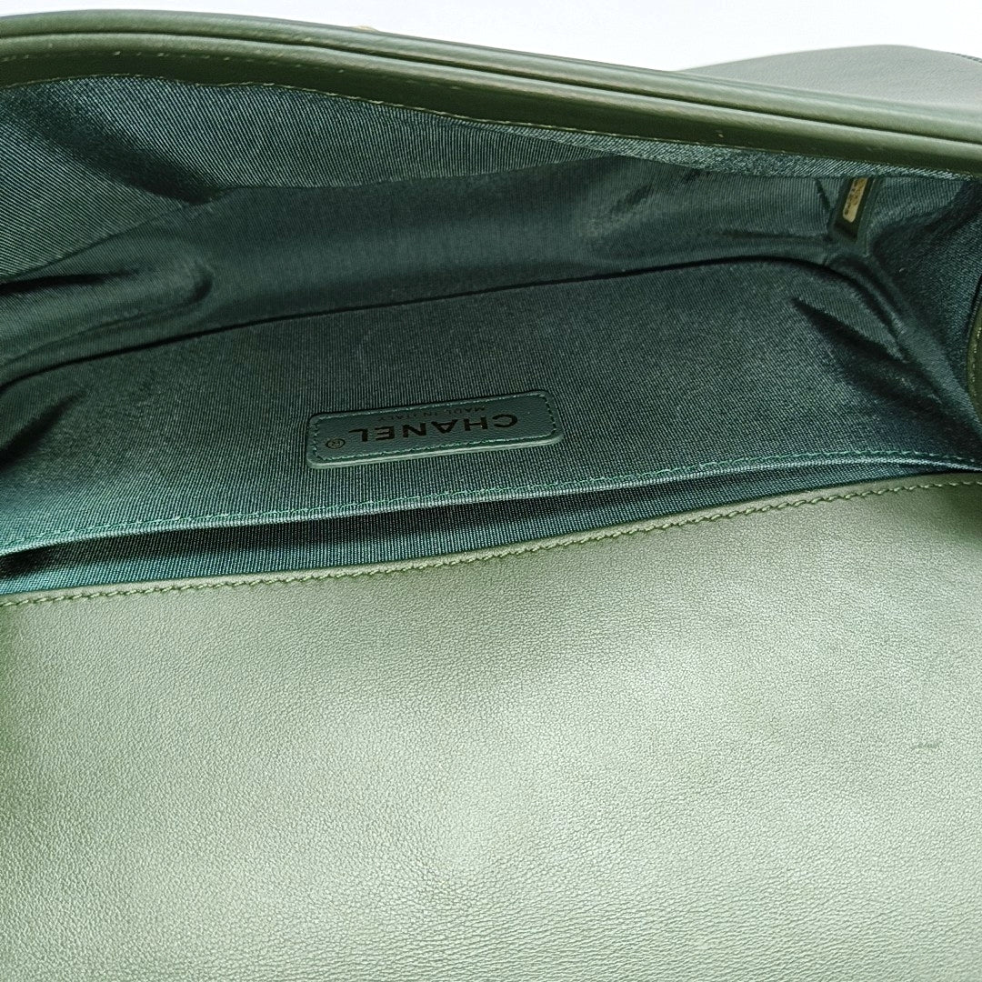 Authenticated pre-owned  BOY CHANEL Medium Chevron, Quilted Calfskin Green - Shoulder Bag at Looply