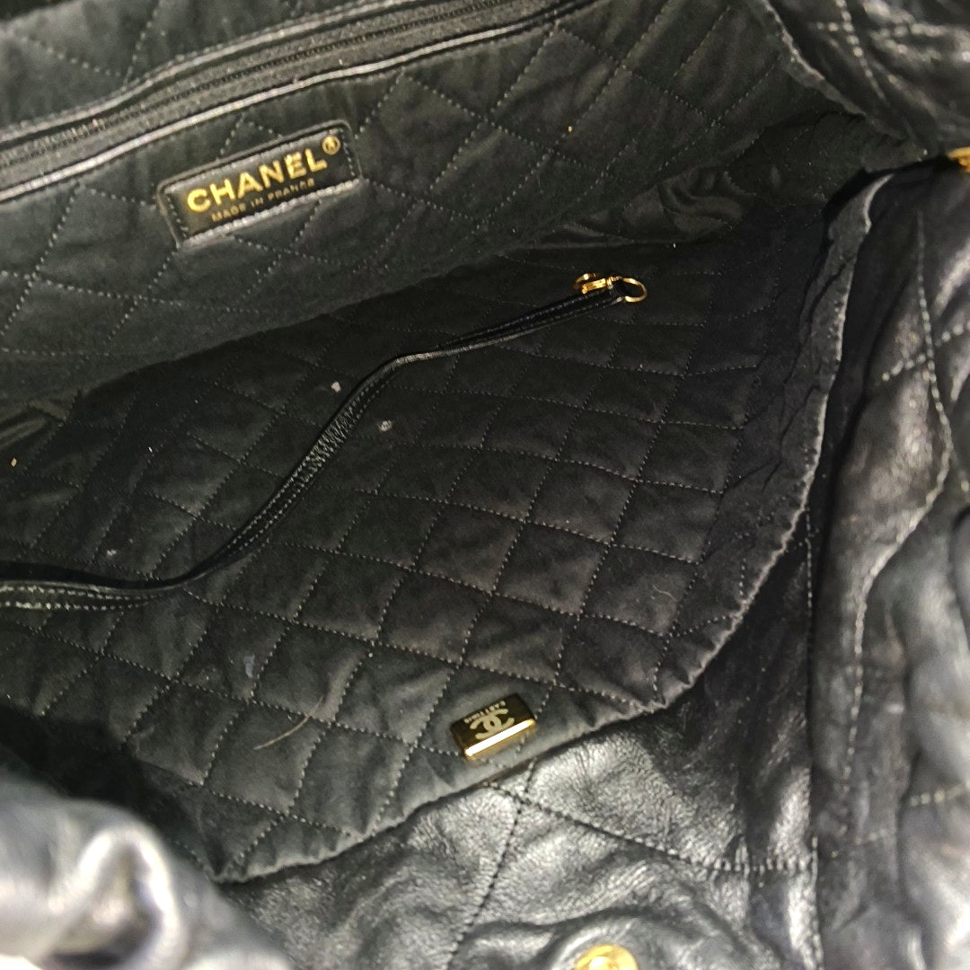 CHANEL 22 Medium Quilted Calfskin Black