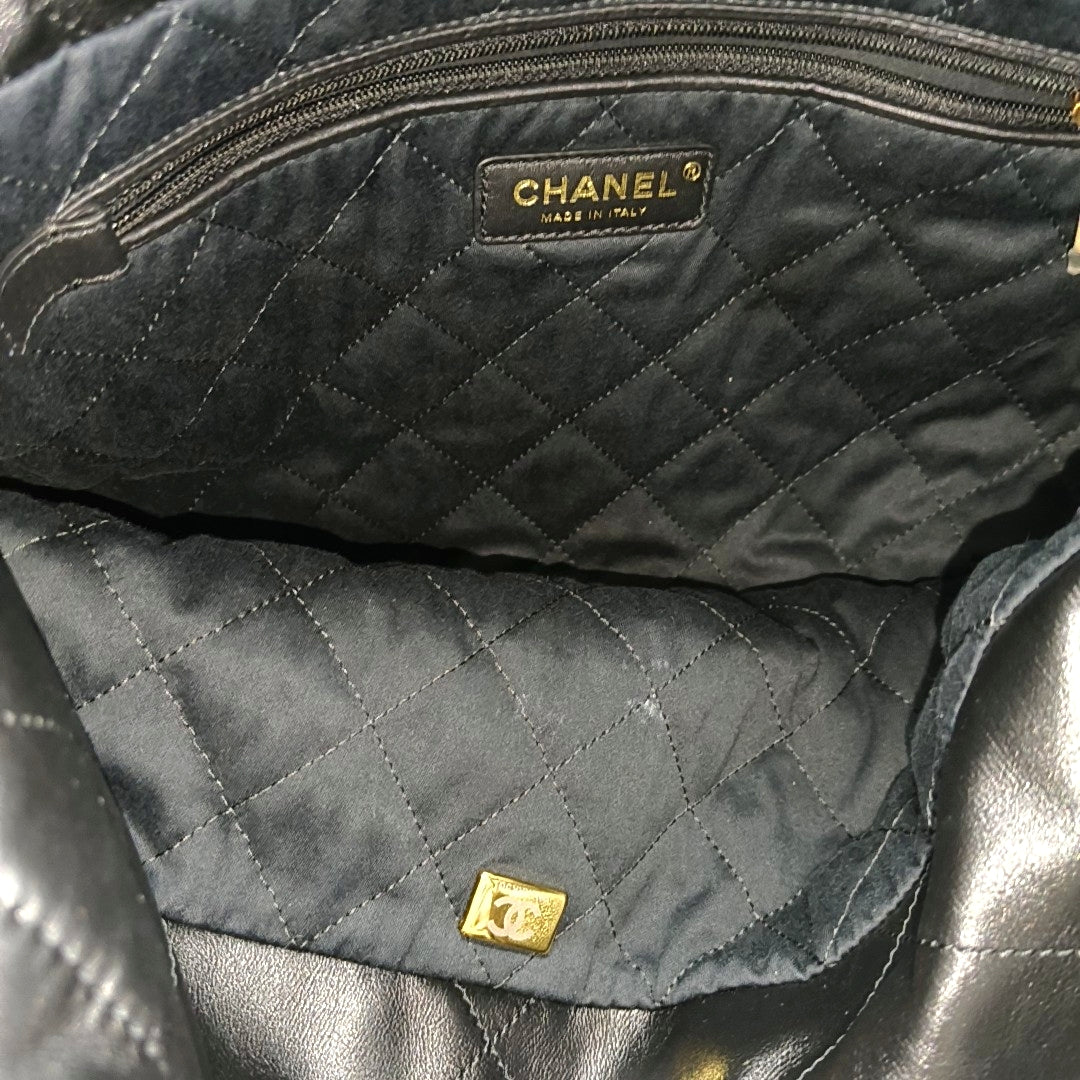 CHANEL 22 Small Quilted Calfskin Black
