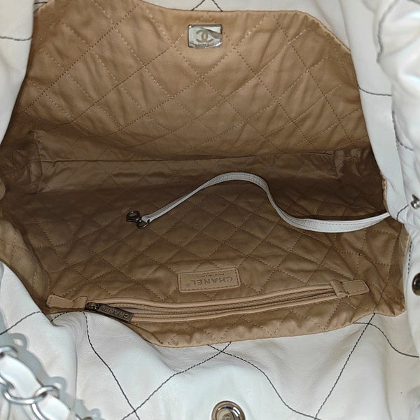 CHANEL 22 Mediano Piel de becerro acolchada Blanco