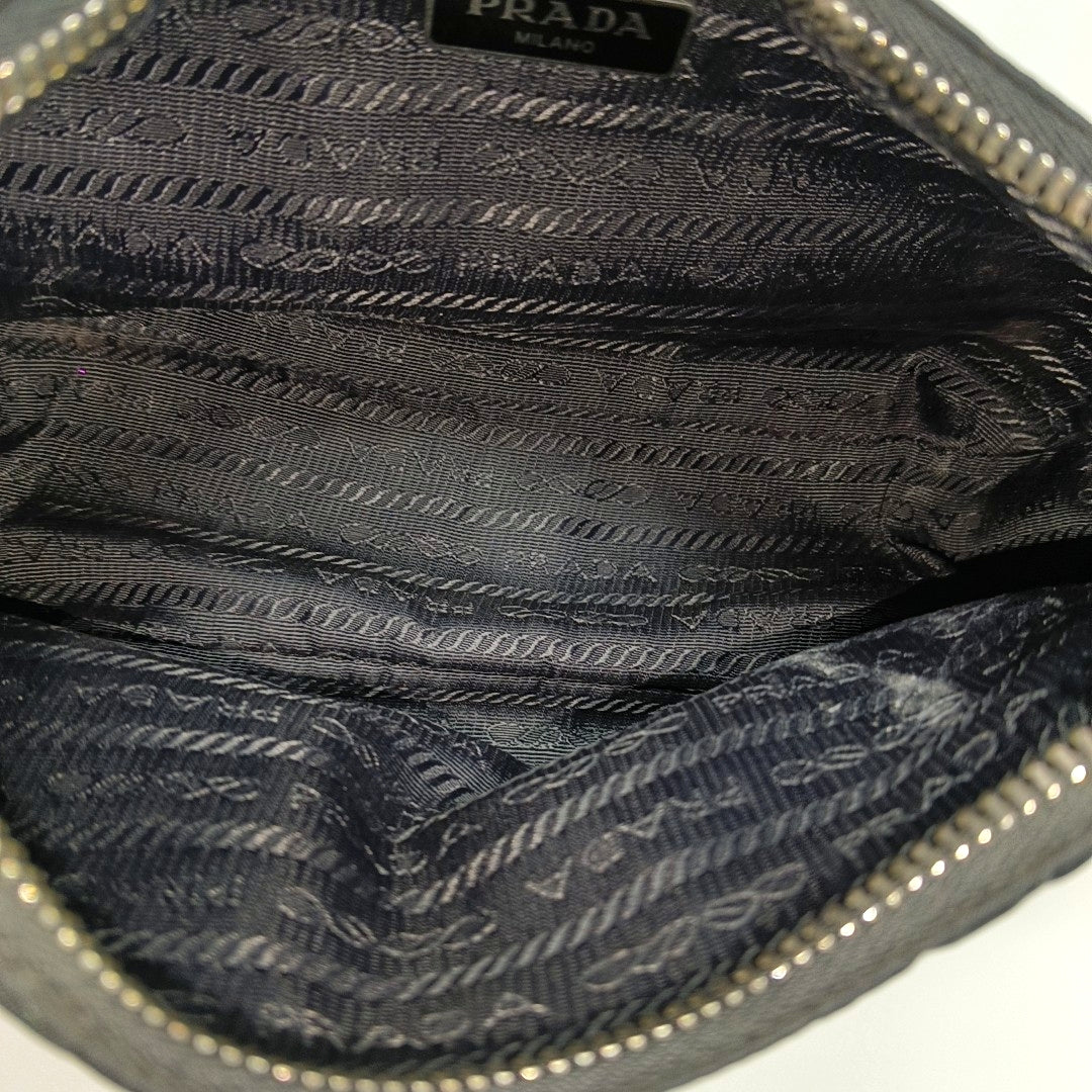 Authenticated pre-owned  Re-Edition2005 Nylon Black - Crossbody Bag at Looply