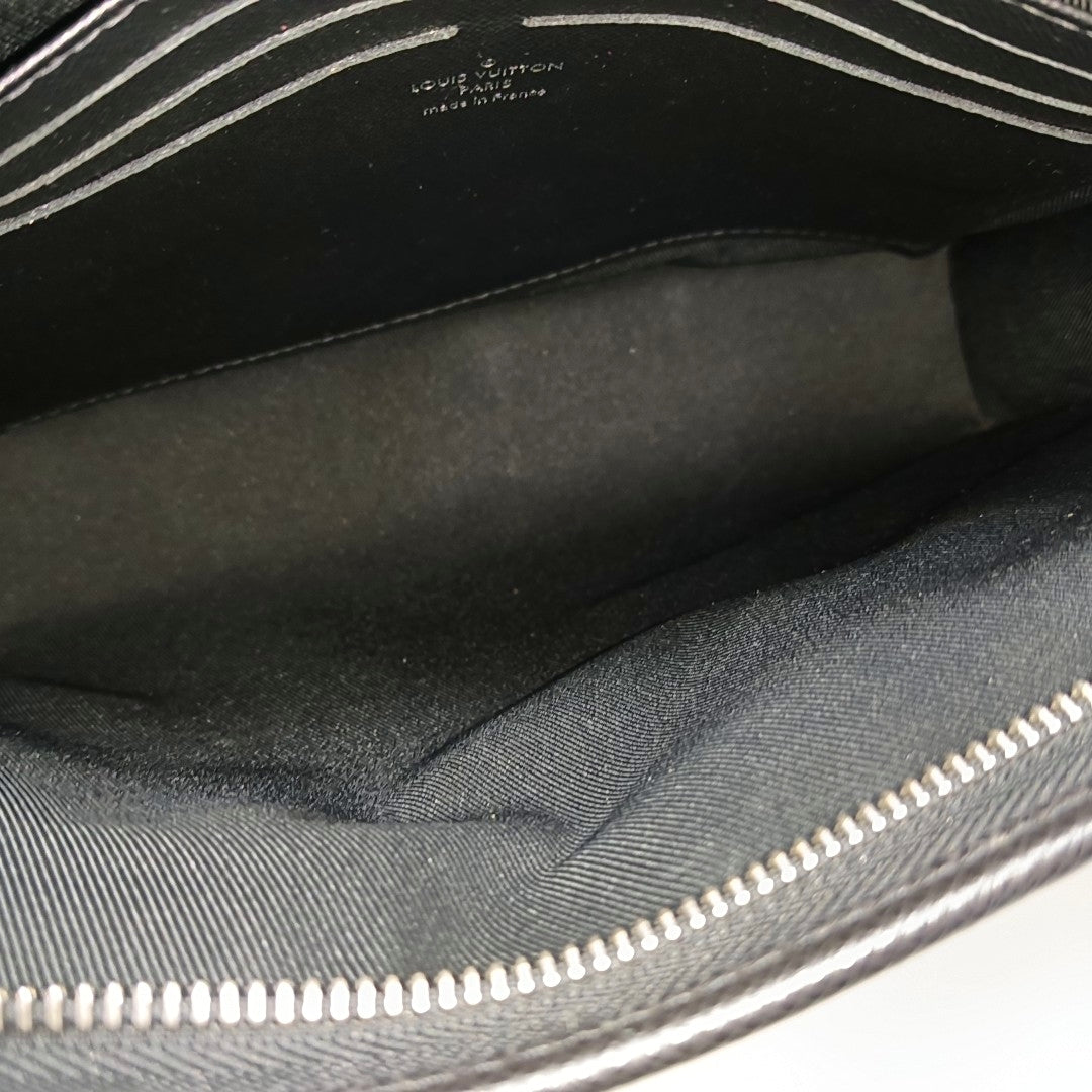 Pochette Voyag MM Calfskin Black