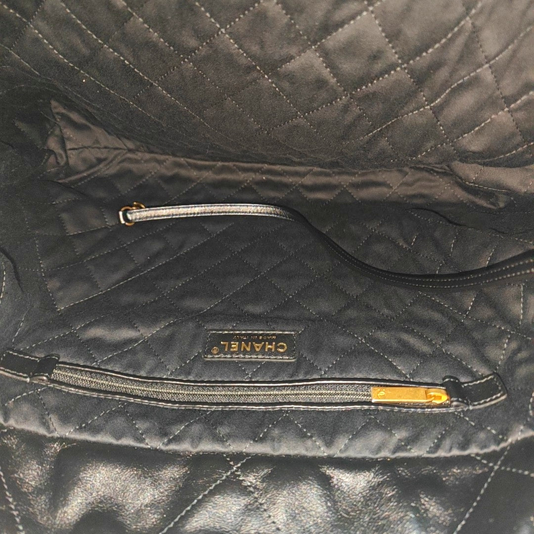 CHANEL 22 Medium Quilted Calfskin Black