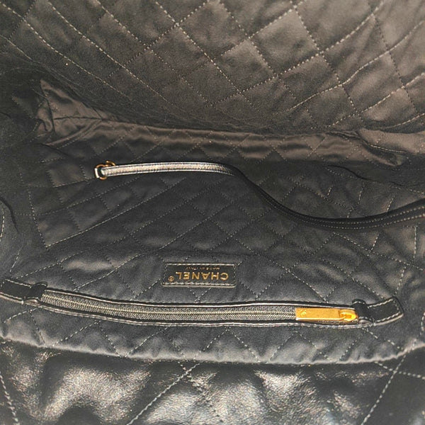 CHANEL 22 Medium Quilted Calfskin Black