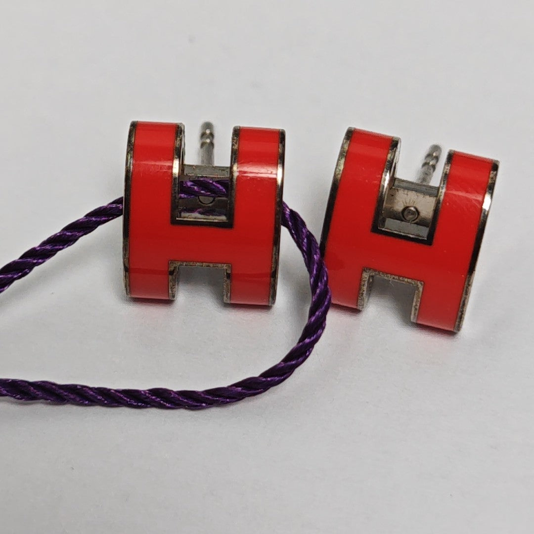 Pendientes Pop H de metal color burdeos