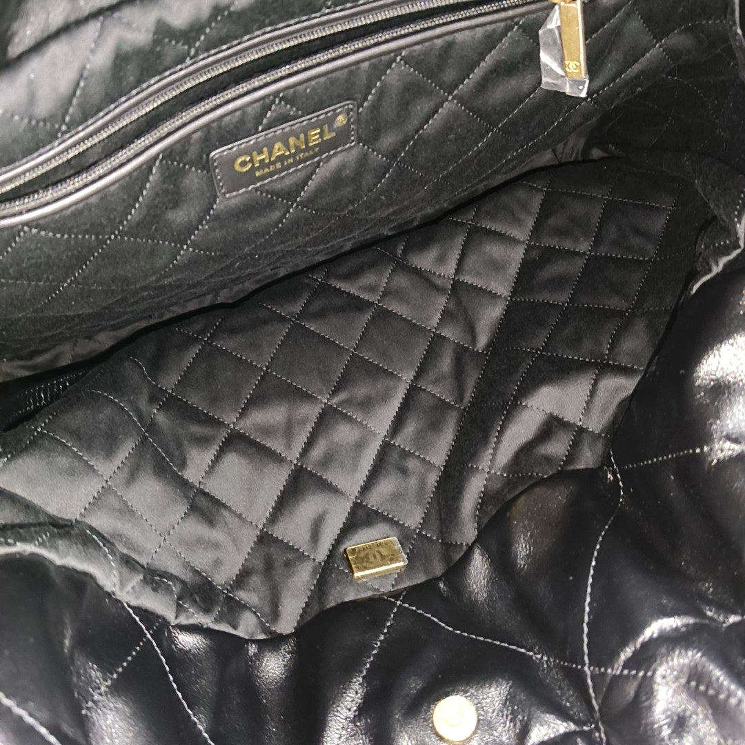 CHANEL 22 Medium Quilted Calfskin Black