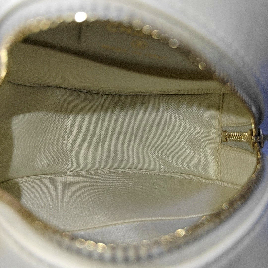 Authenticated pre-owned  CHANEL 19 Quilted Lambskin White - Crossbody Bag at Looply