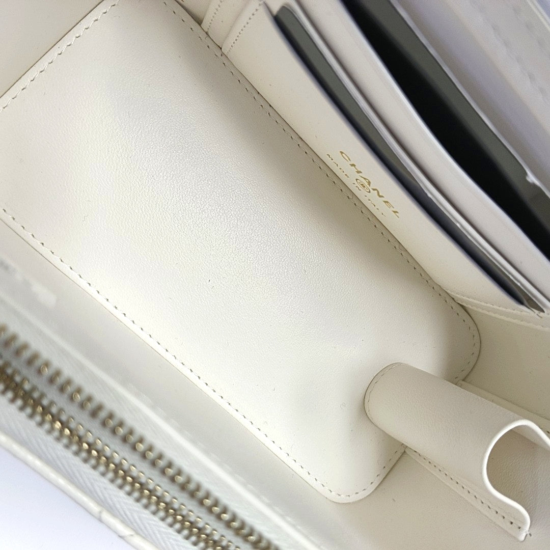 VANITY CASE Medium Quilted Grained Calfskin White