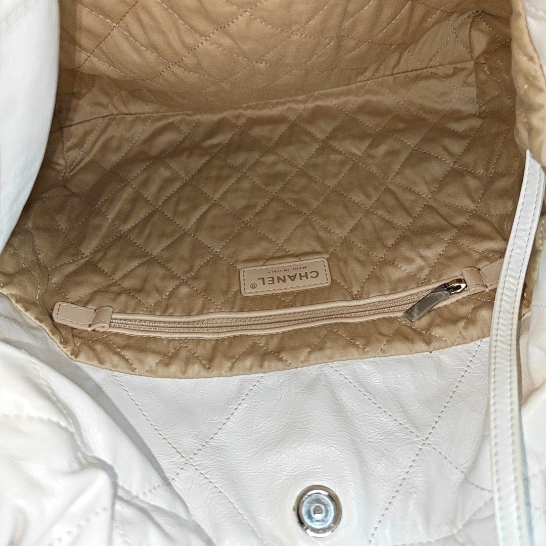 CHANEL 22 Medium Quilted Calfskin White