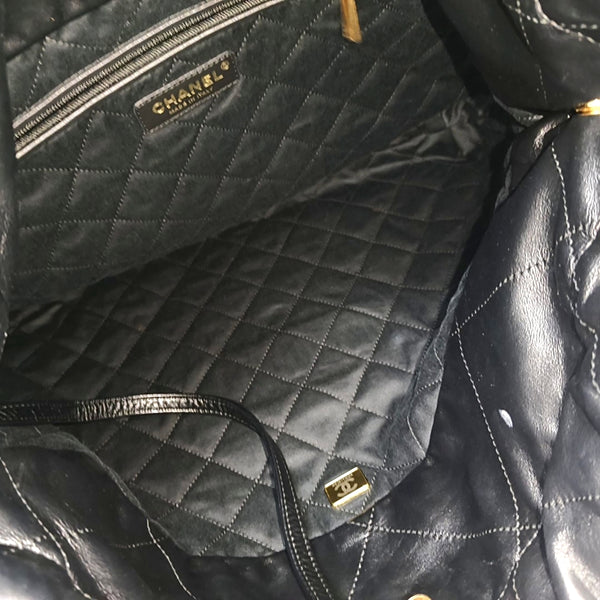 CHANEL 22 Medium Quilted Calfskin Black