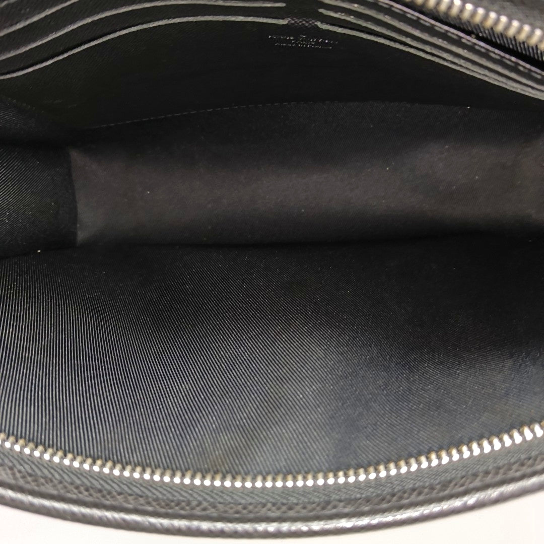 Pochette Voyag MM Calfskin Black