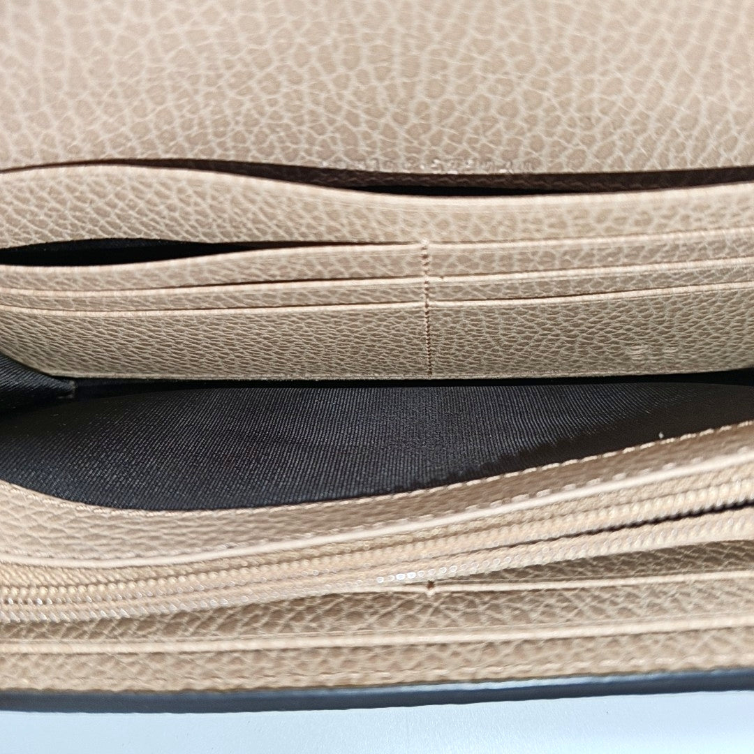 Cartera de piel de becerro marrón con G entrelazadas