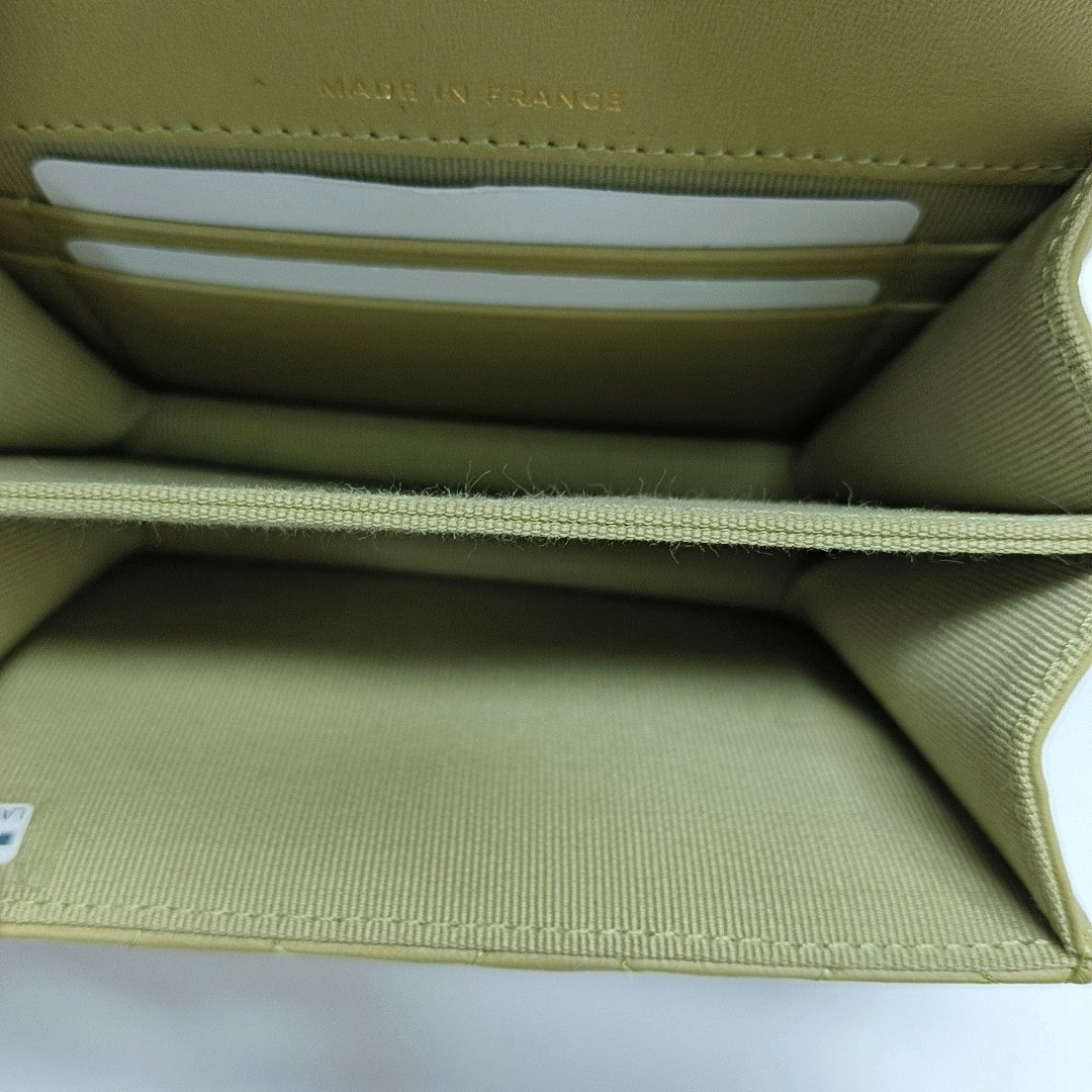 Authenticated pre-owned  CLASSIC FLAP Quilted Lambskin Green - Shoulder Bag at Looply