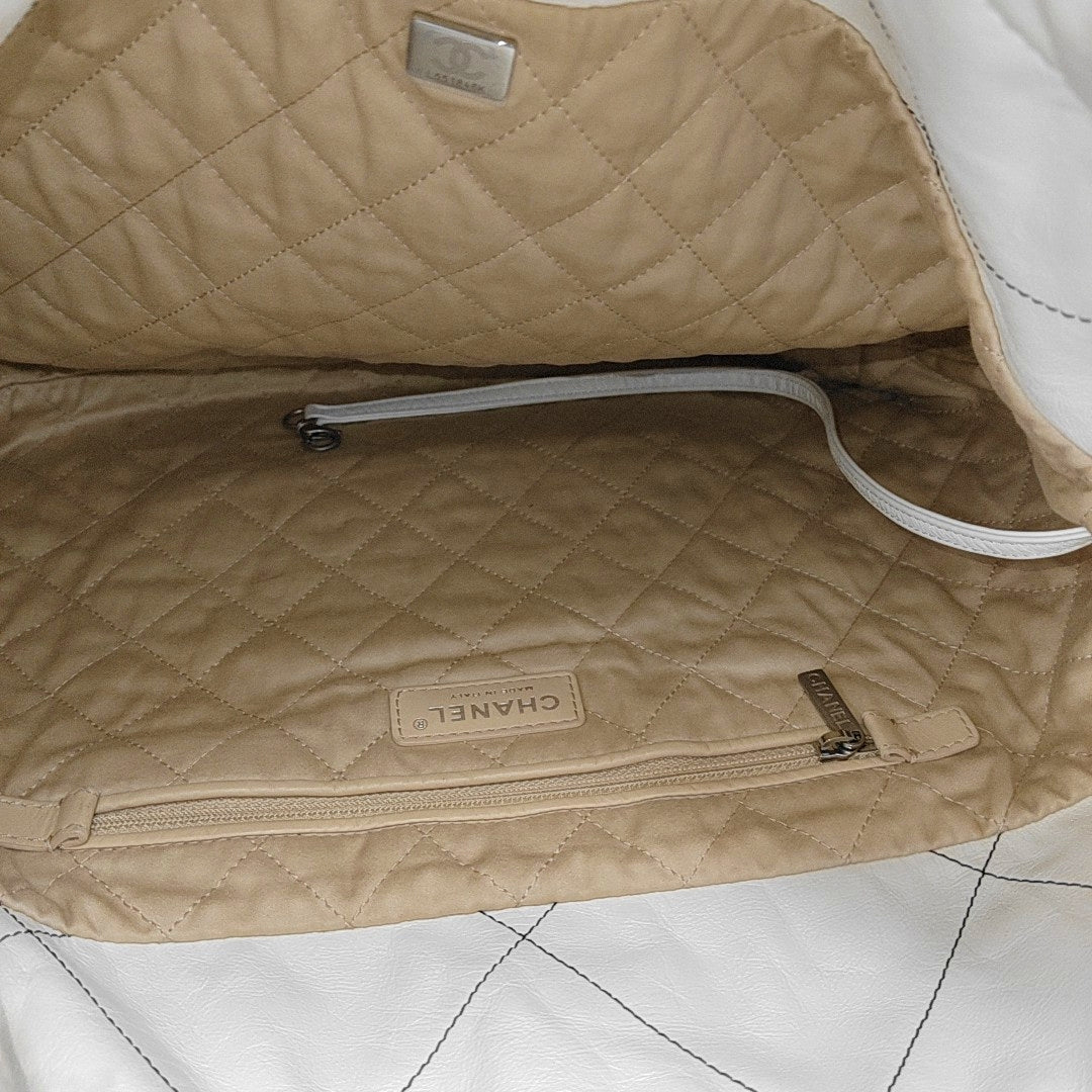 CHANEL 22 Medium Quilted Calfskin White