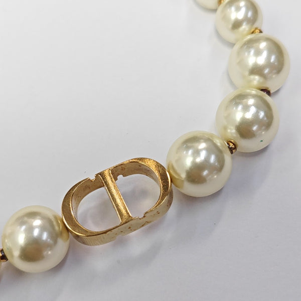 30 Montaigne Metal White Necklace