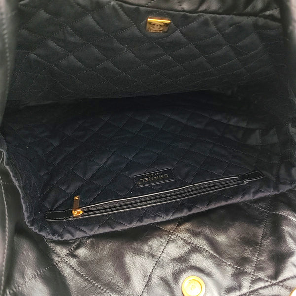 CHANEL 22 Medium Quilted Calfskin Black