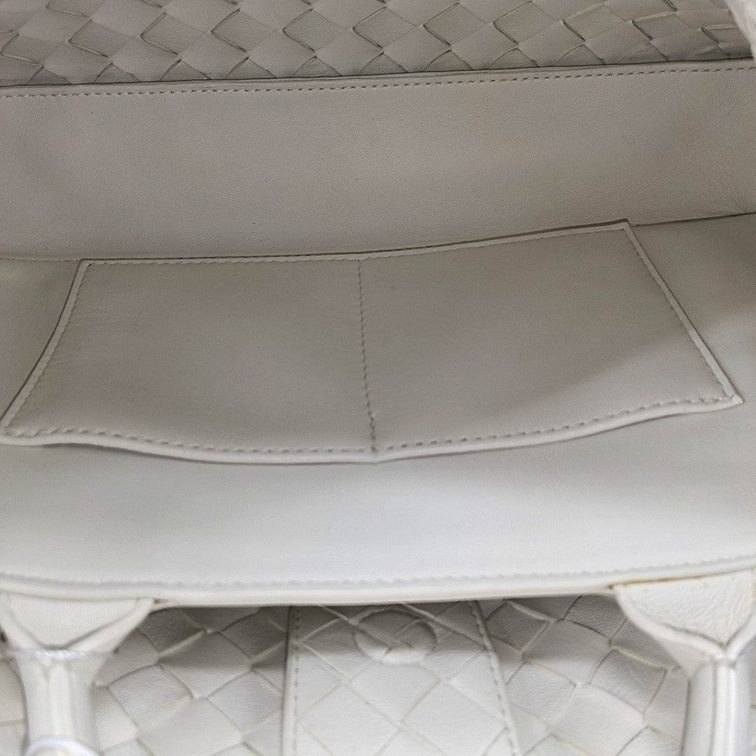 Authenticated pre-owned  Andiamo Lambskin White - Shoulder Bag at Looply