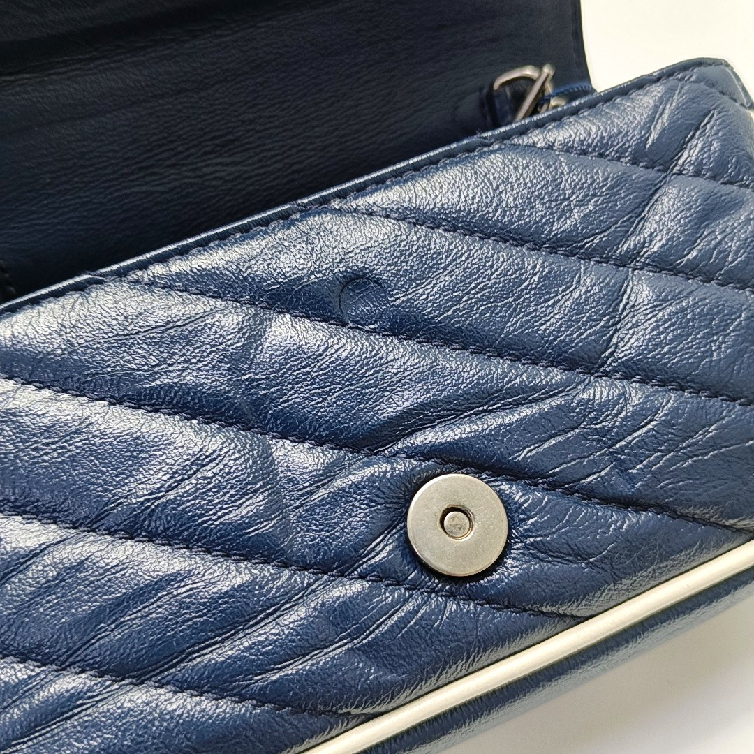 Authenticated pre-owned  GG Marmont Super Mini Quilted Calfskin Blue - Crossbody Bag at Looply