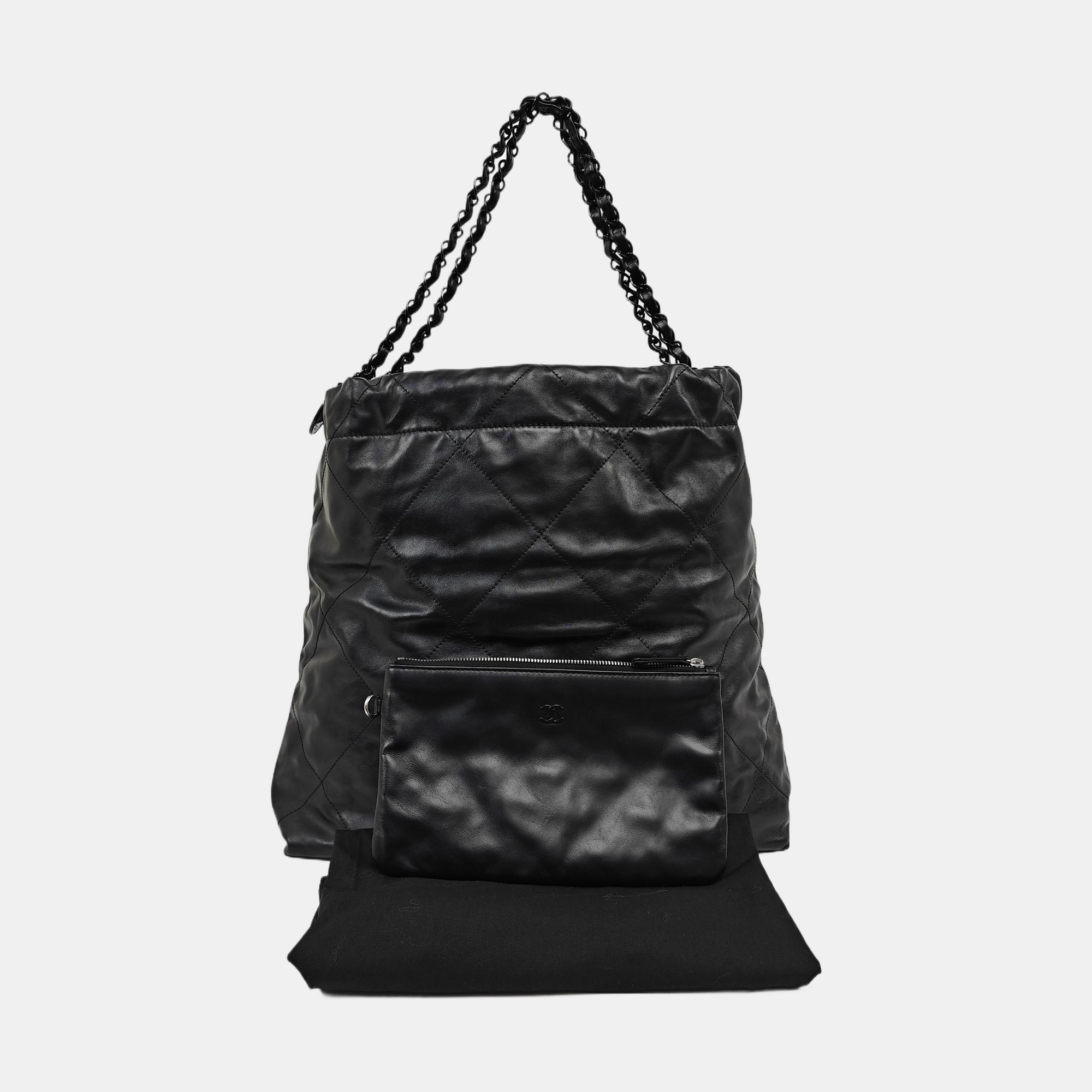 CHANEL 22 Medium Quilted Calfskin Black