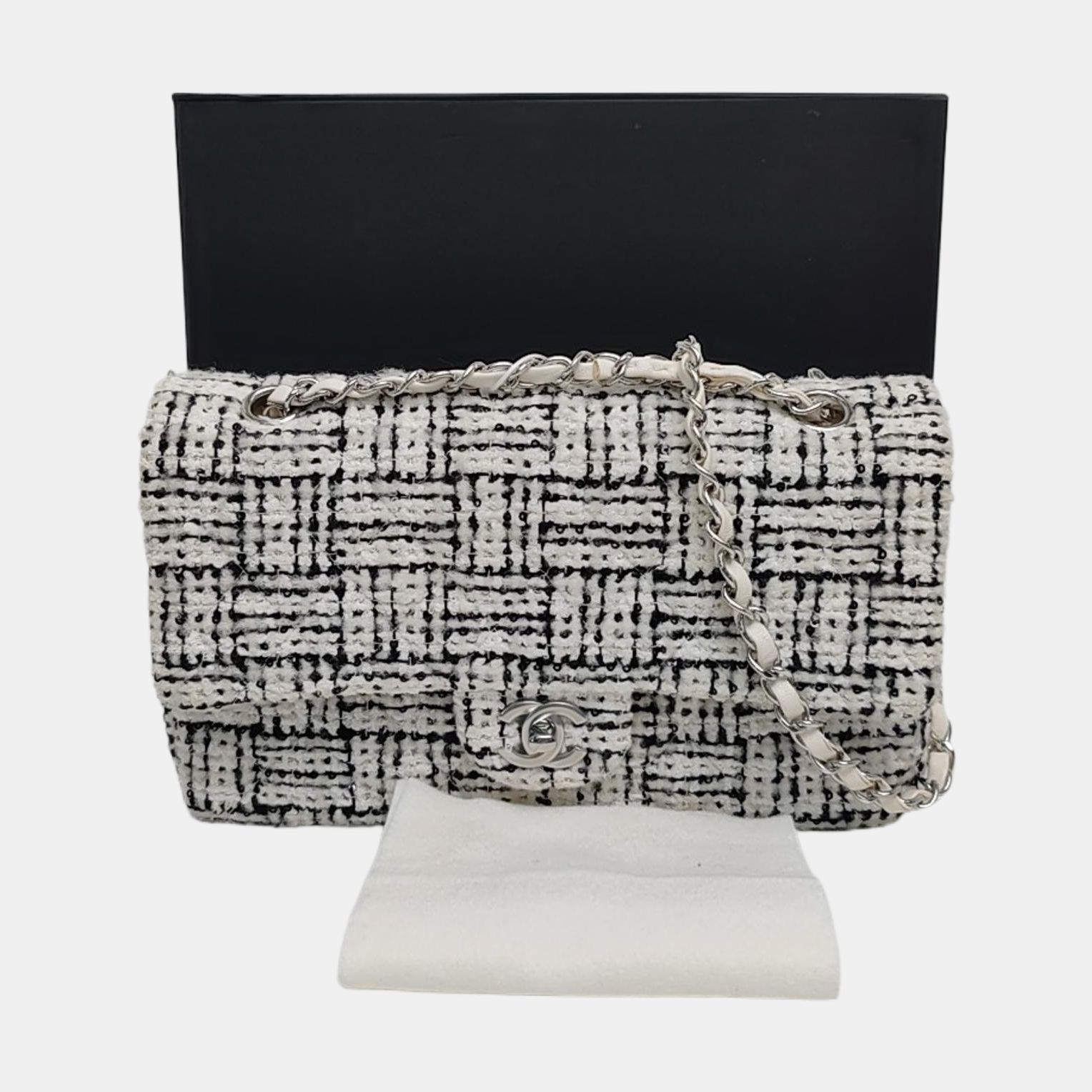 Authenticated pre-owned  CLASSIC FLAP Medium Wool White - Shoulder Bag at Looply